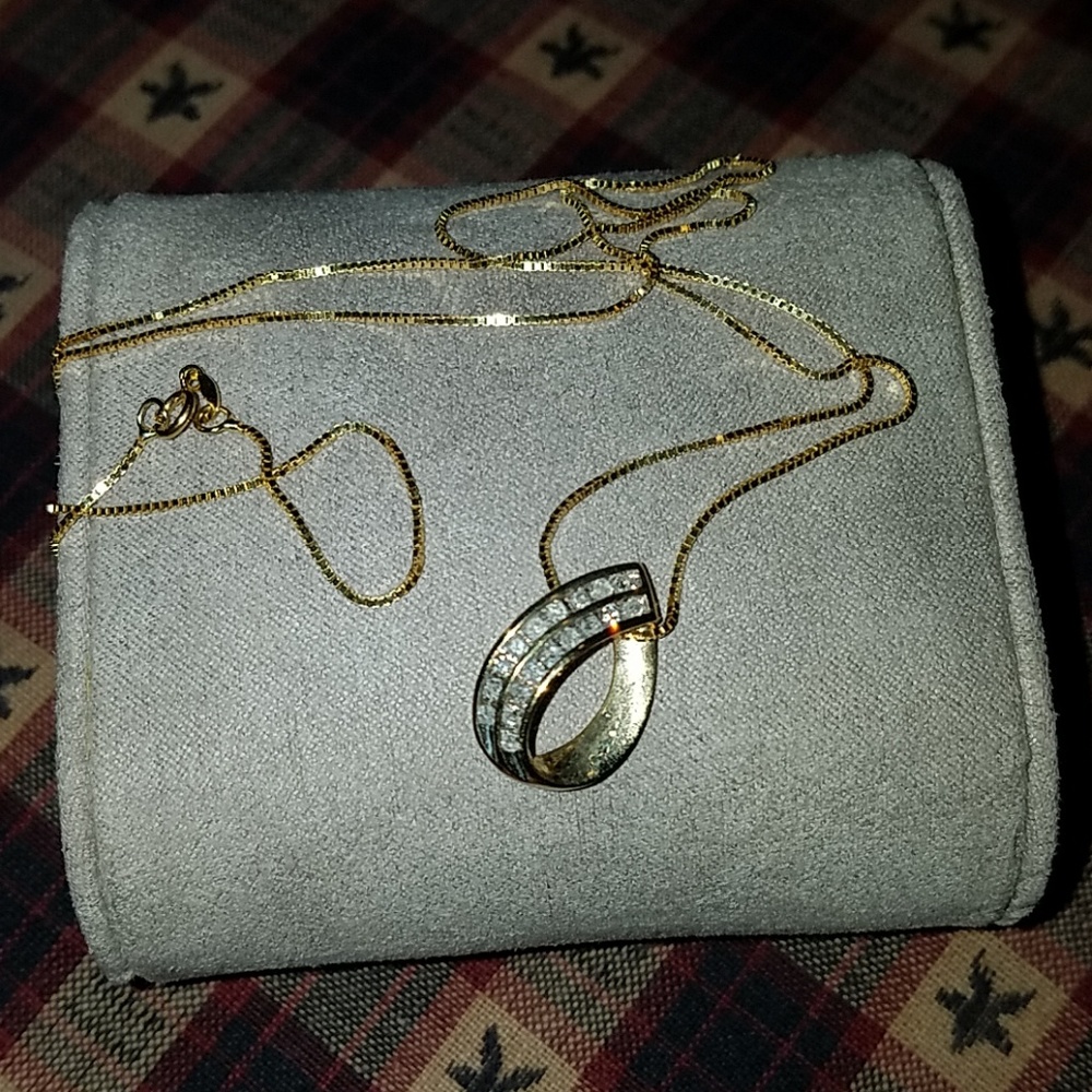 Make best offer want gone gorgeous 10kt pendant